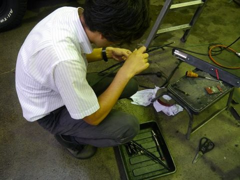 ランクル調布店　雨の日はピットで作業中